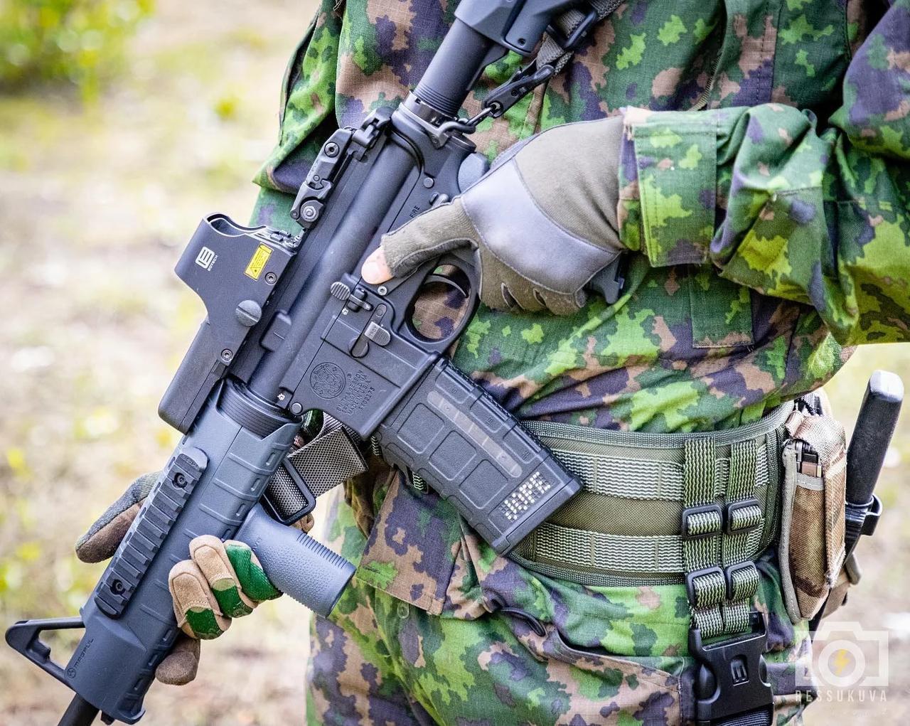 芬兰预备役军人佩戴Smith&WessonM&P-155.56毫米突