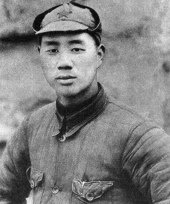 1939年，杨成武带队深夜突围，隐约发现队伍中，有个人正大模大样地撒尿，他突然叫