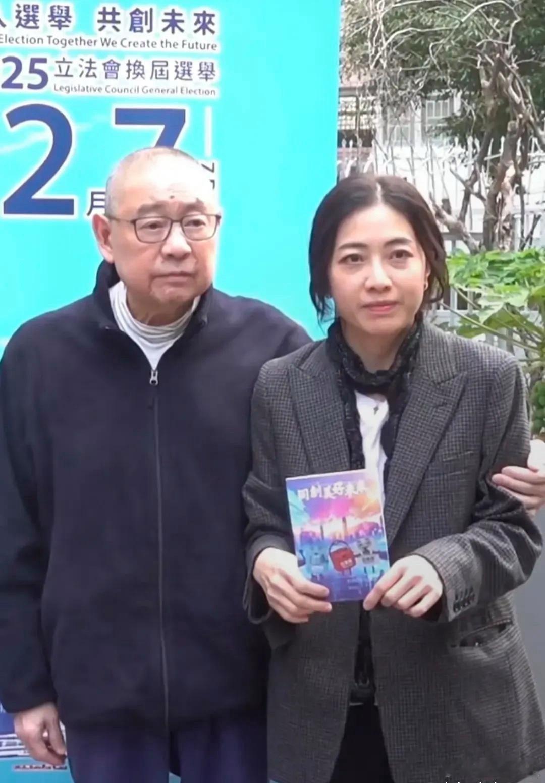 香港富豪刘銮雄带着老婆现身香港街头，出席活动。74岁的大刘，身形清瘦，面容憔悴，