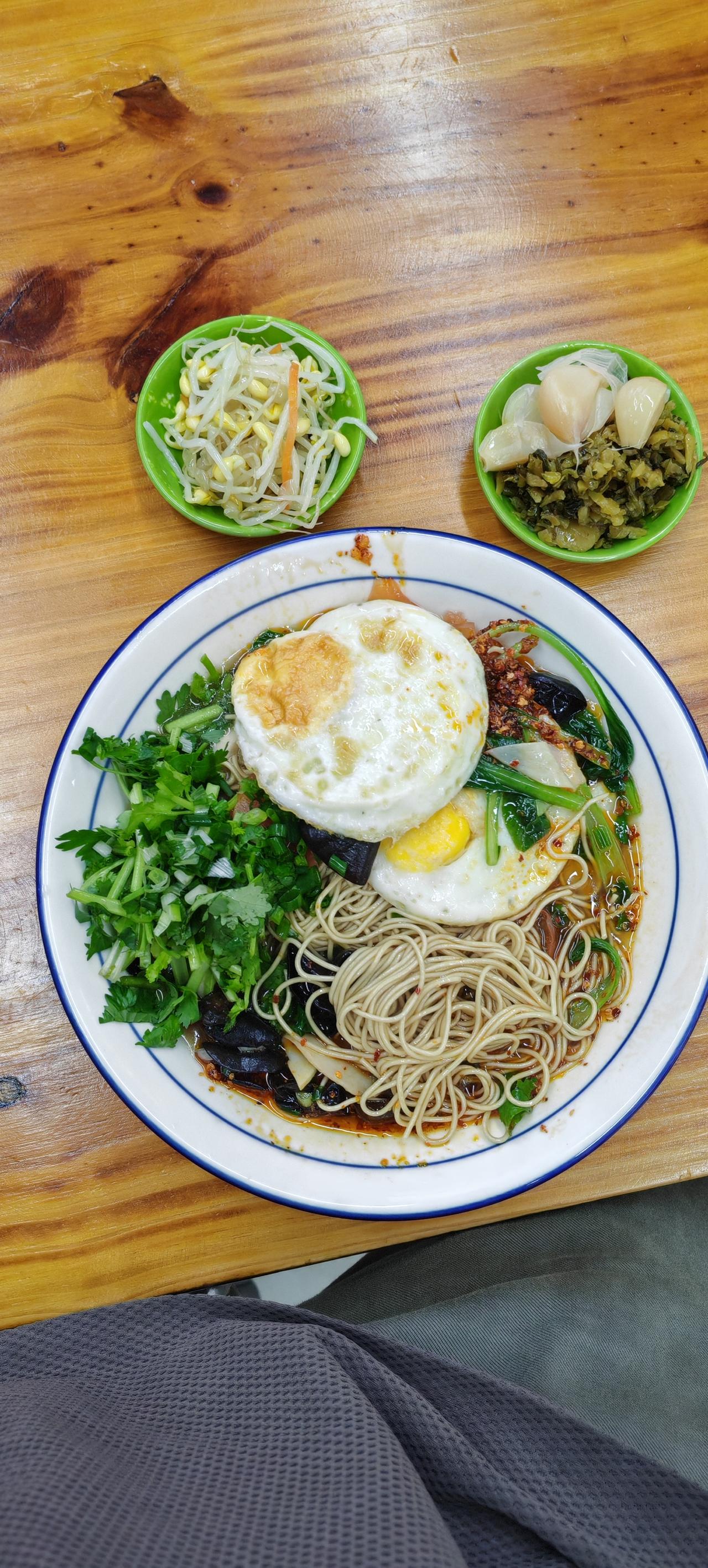 我家楼下有家馄饨店！味道不错，就是服务态度不好！叫他拿个辣椒面都叽叽歪歪的！从此