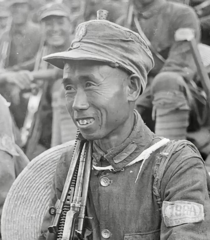1940年日军2000兵力趁着过新年，在武家湾包围了2团，团长却下令不准开枪，日