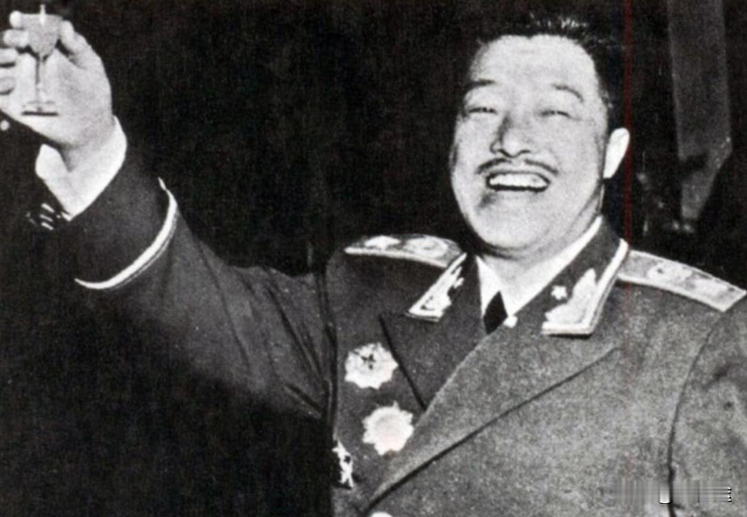 蒋介石生前只见过贺龙一次，但在见完面后，浑身冒冷汗，一下瘫在椅子上，嘴里直说：“