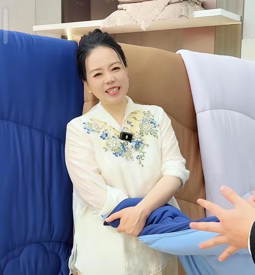 许敏这句咱们自己的直播间，自己做主，真的说到粉丝的心坎里。直播里她上手感受被子