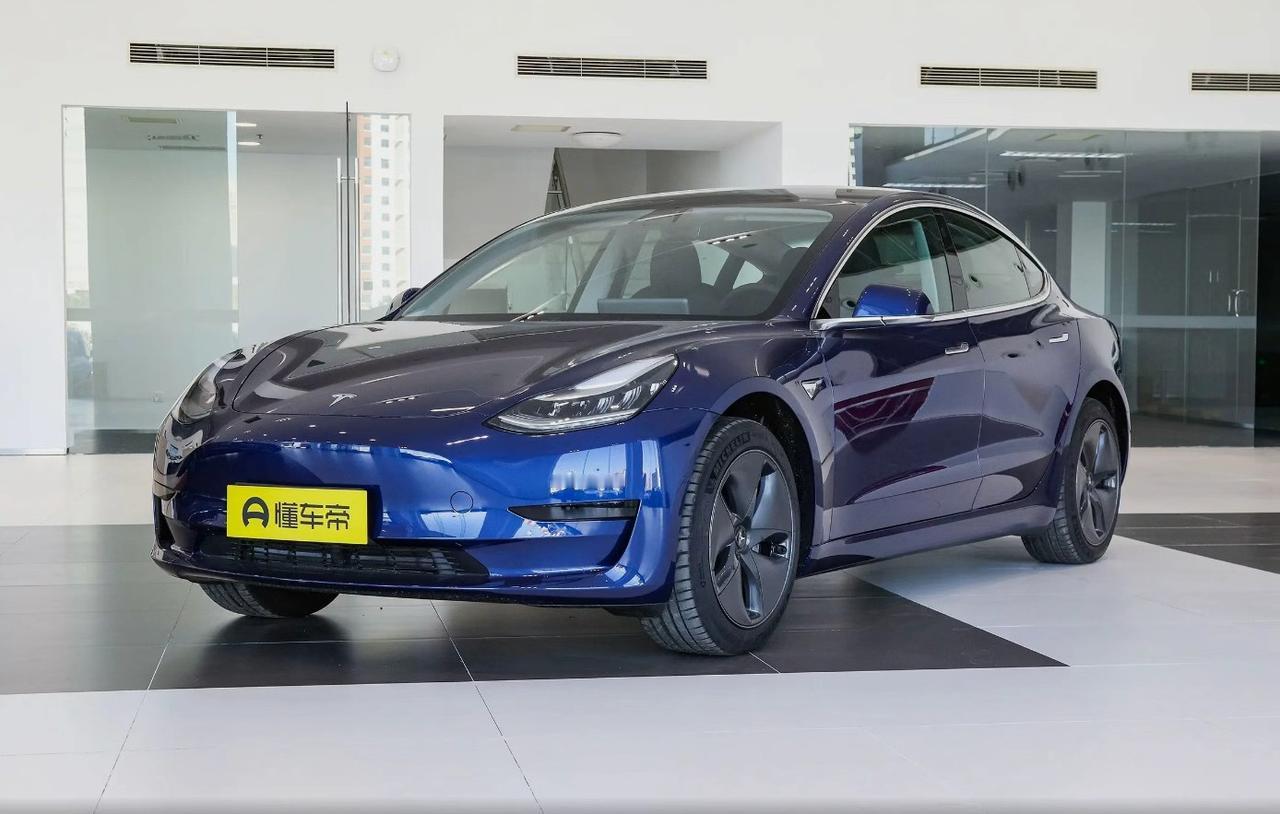 朋友小李上周刚提了一辆二手Model3，朋友圈晒图配文：“人生第一台电车，6.