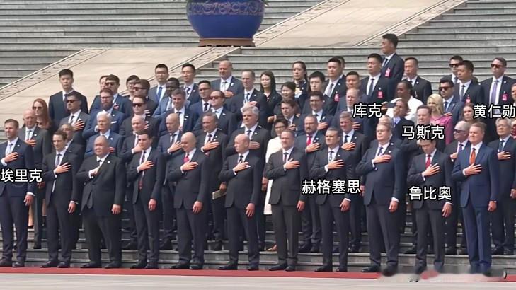 在欢迎仪式上，美国访华团成员的站位比下机时更正式，唯一全脸被挡的是苹果CEO库克