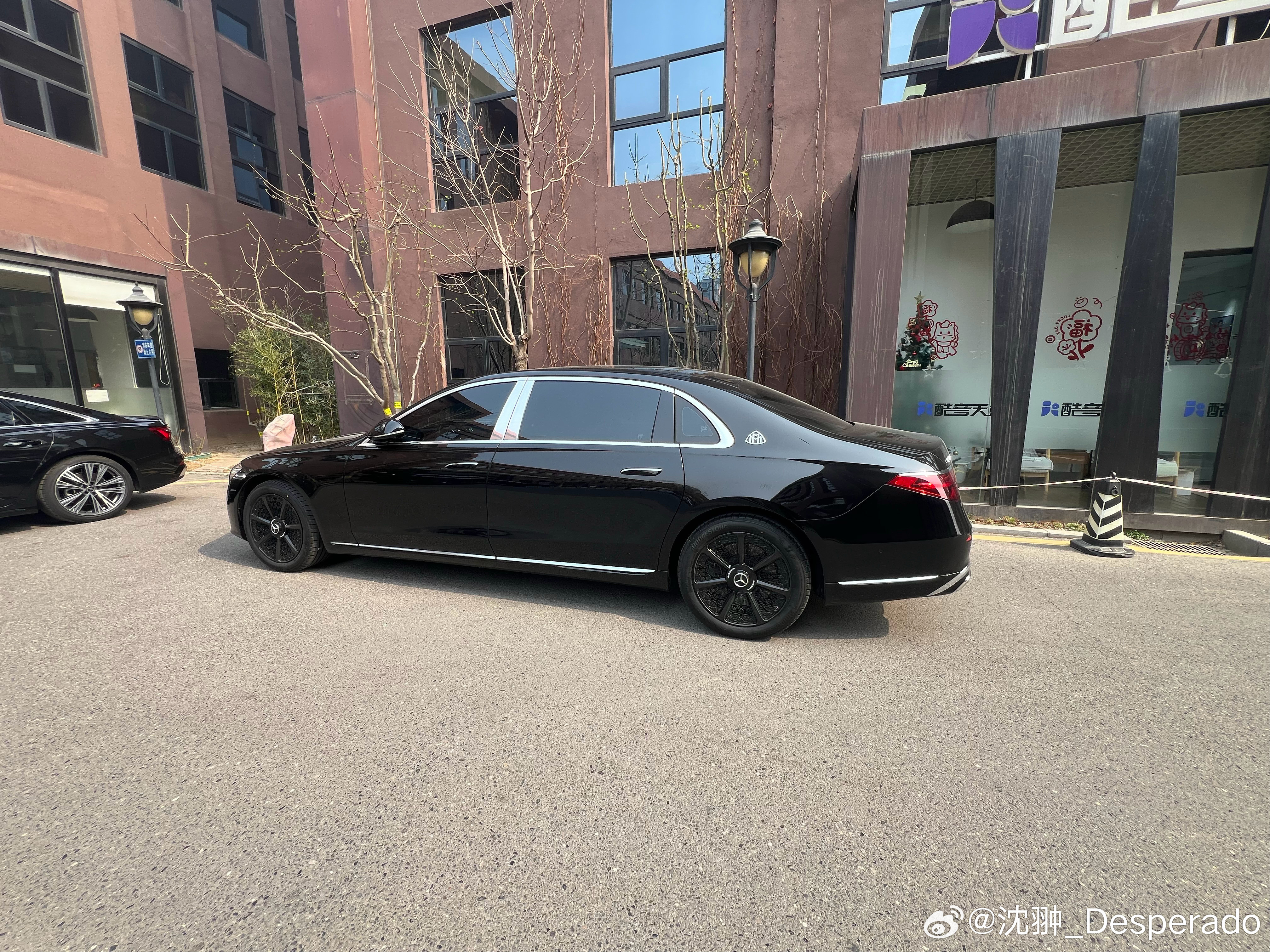 远看觉得这迈巴赫轮圈不对劲儿。近看发现果然不对劲儿。像不像丝袜北京