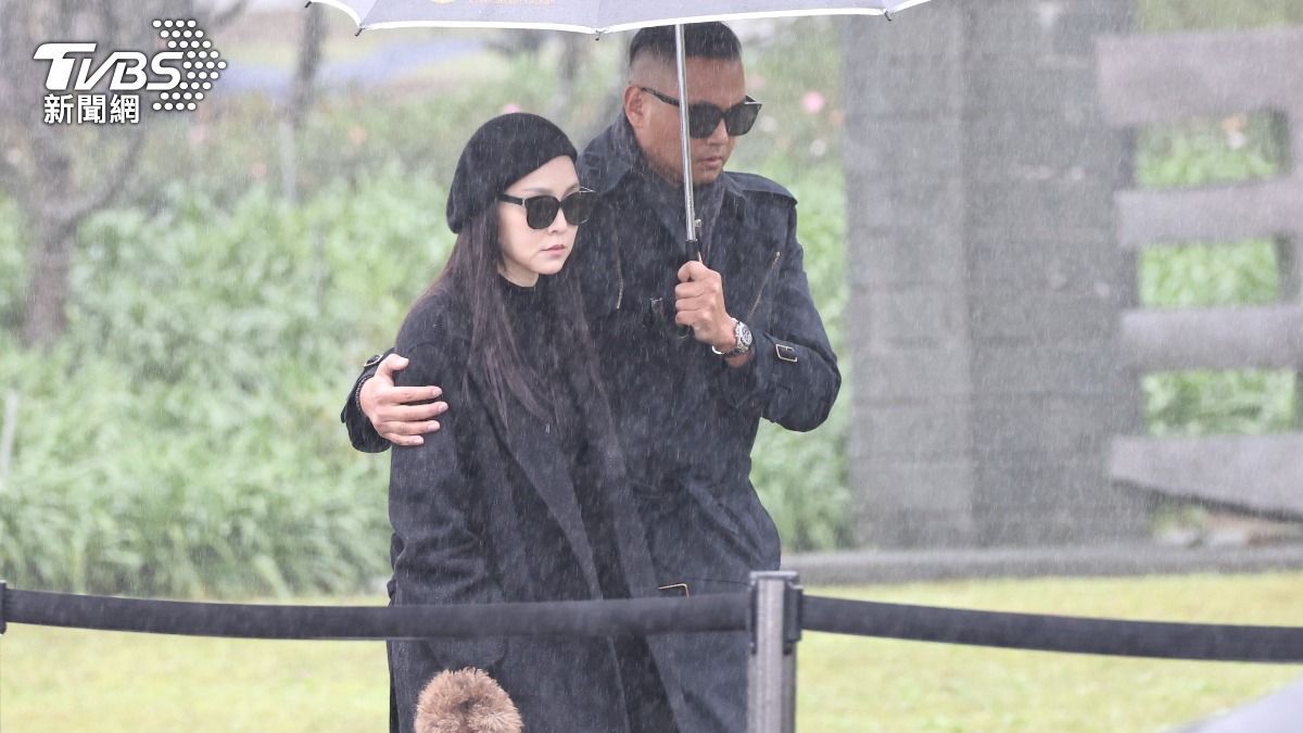 小S、许雅钧、黑人、范玮琪、蔡康永现场音乐是SOS以前的歌曲〈姐妹情深〉大S去世