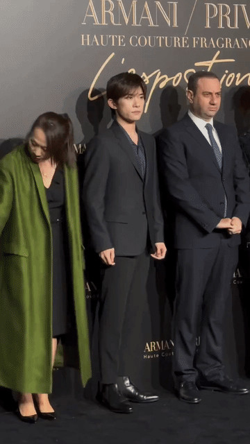 王嘉尔要是再不收敛一下鞋跟，内娱男明星怕是真的不敢和他同框了。站在易烊千玺旁边，