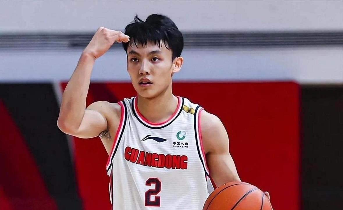 徐杰的人气为何这样高？徐杰，是去年全明星得票王。今年，徐杰的得票还是遥遥领先