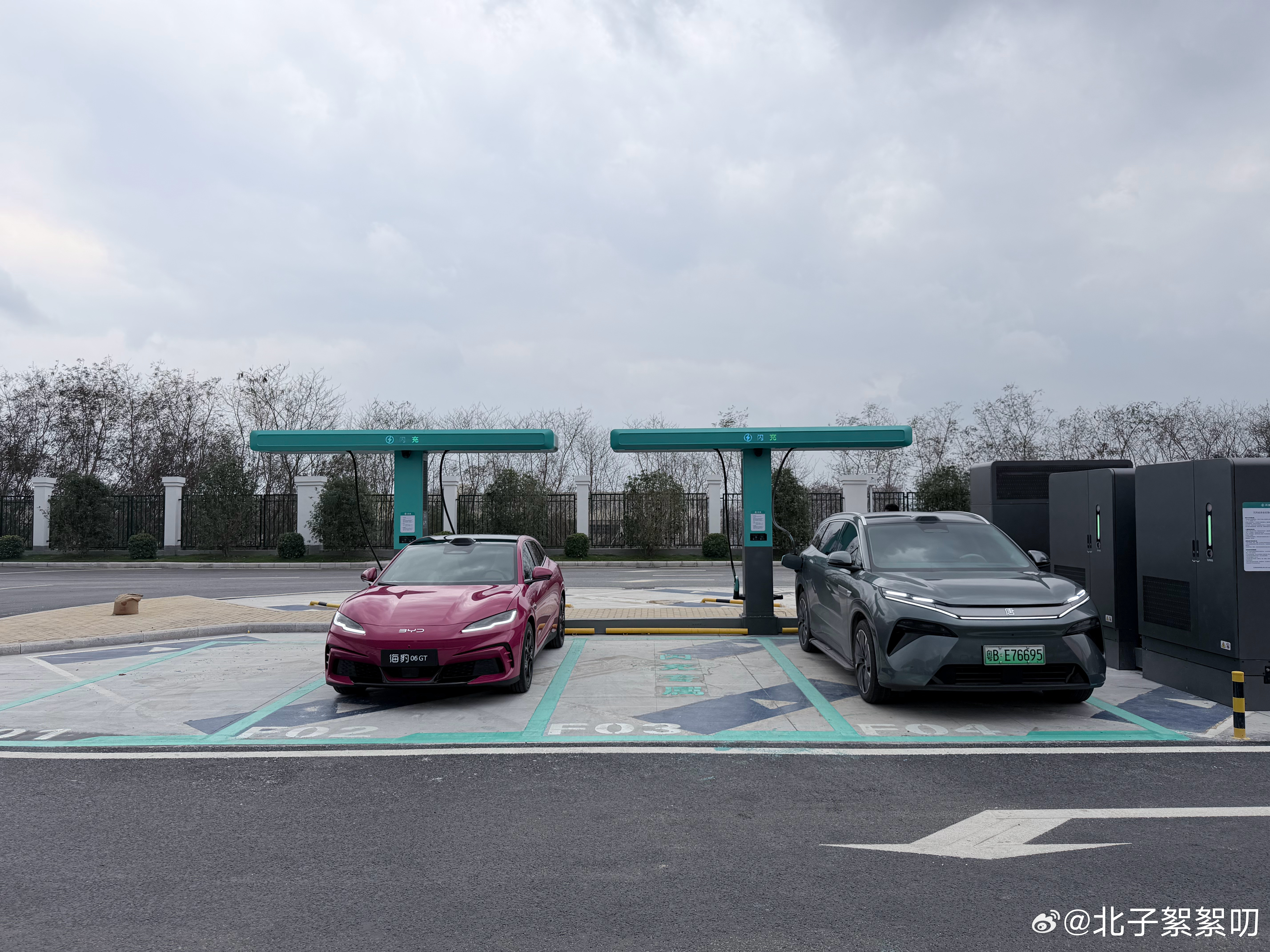 兄弟们，来高速给大家试试闪充站偶遇一位唐L车主，他说自从送了免费一年后就没再