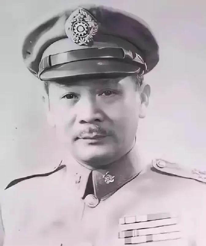 在重庆的军委会上，张发奎把一摞账本拍在桌上，说前线一个月少了两批弹药、合计上万发