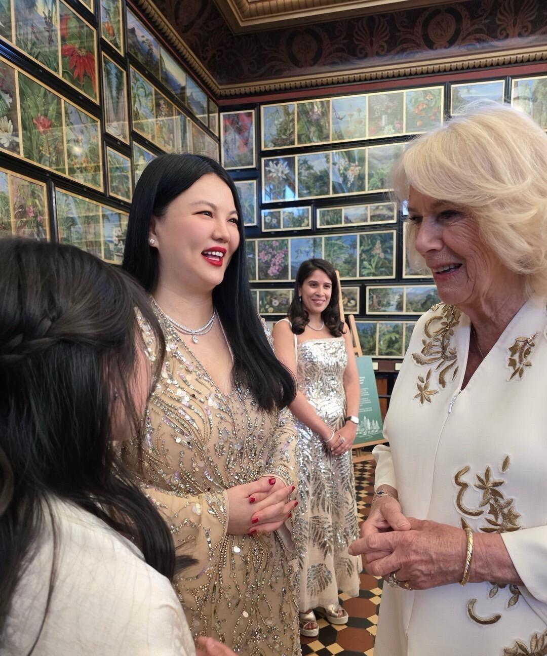 李湘疯了吗？带女儿高调密会英国王后卡米拉，网友炸锅：她不知道黑历史？[笑着哭][泪