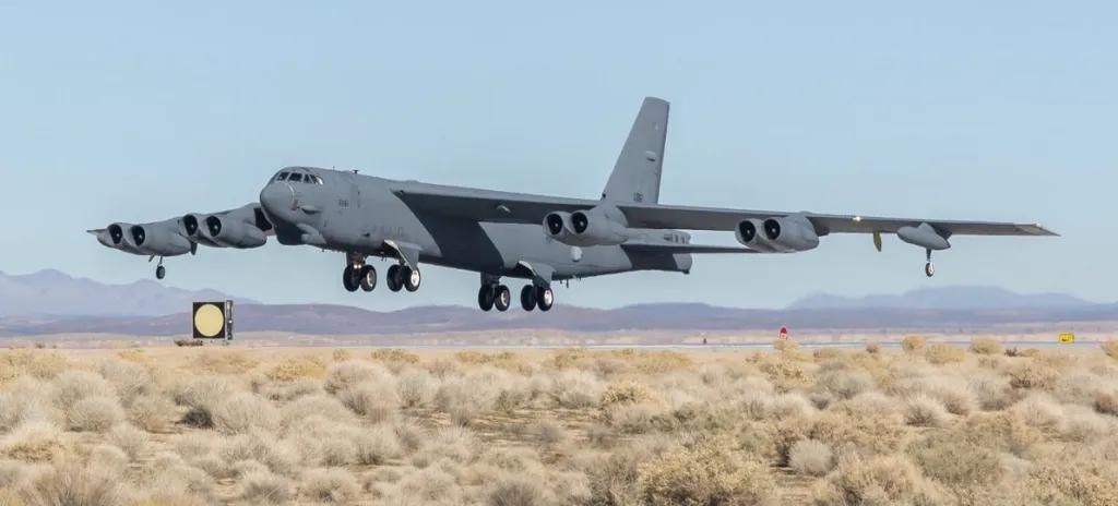 今天在爱德华兹空军基地，一架美国空军B-52H起飞时坠毁，造成机上8人死亡。B