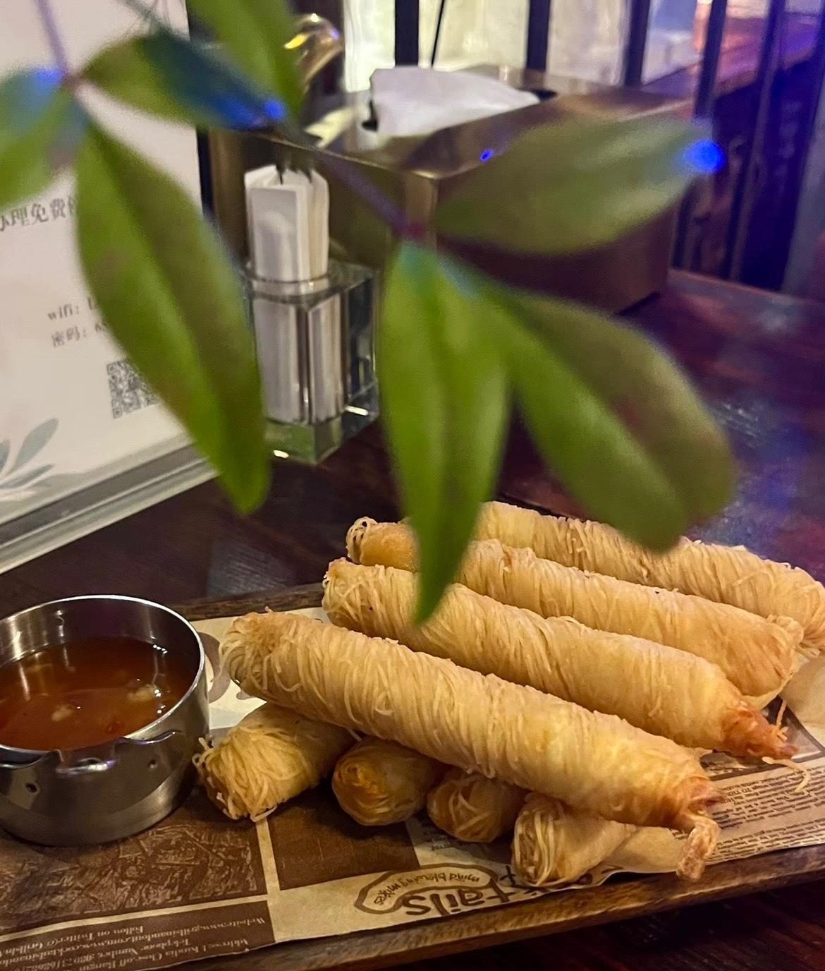 我和闺蜜面对面坐着，火锅咕嘟咕嘟冒着热气，像我们说不完的话。说着说着，不知怎