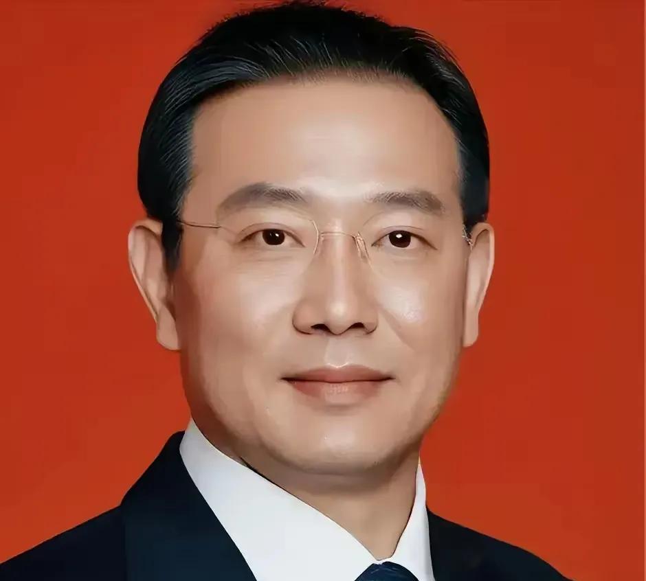 普通人不知道的人情世故第3：别人夹菜时，不转转盘。第4：领导讲话，不轻易接话