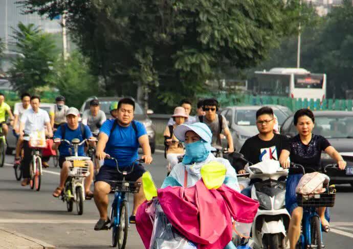 现在做生意的人太有商业头脑了，自从大连市传出公交车票价改革要举行听证会以后，我周