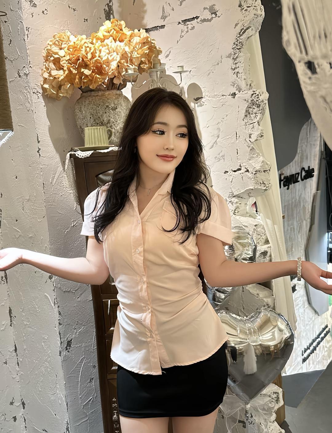 优雅气质穿搭，粉色衬衫+黑色短裙，尽显时尚魅力！