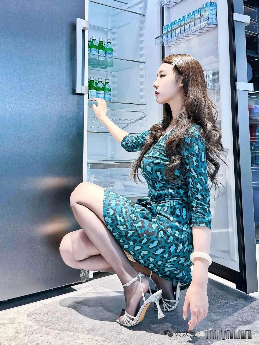 夏日清凉穿搭，蓝绿色豹纹连衣裙，清爽又时尚！