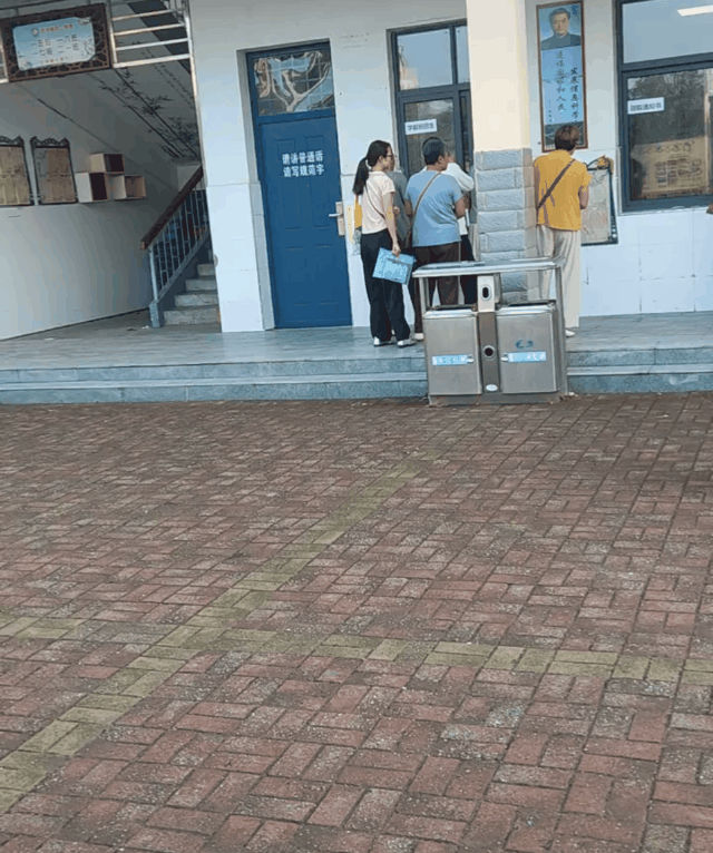 莫名心酸！2026年秋季报名现场，某乡镇小学人数寥寥。我记得以前每个村都有学校