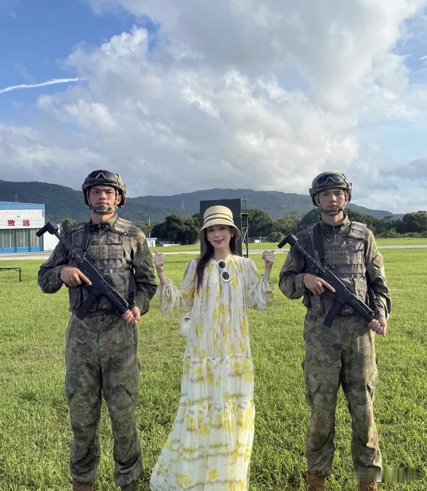 方媛今天晒出自己的近照，她说；今天是驻港空军开放日，她开心的空军合影了。她的