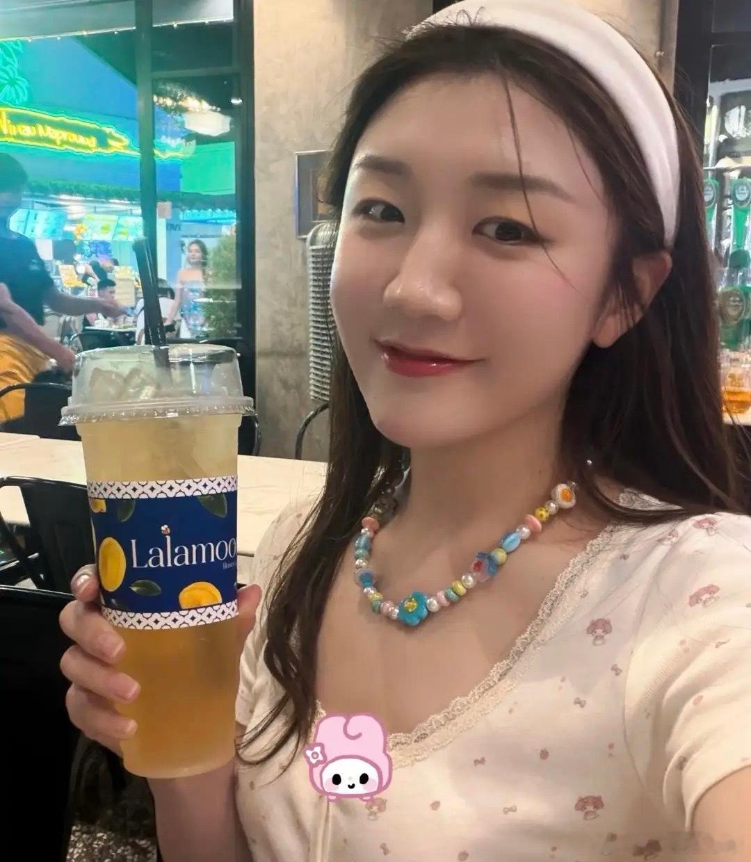 陈梦到泰国游玩，在曼谷拍出一组青春洋溢的游客照，35度天气穿长筒靴，显得腿好长，