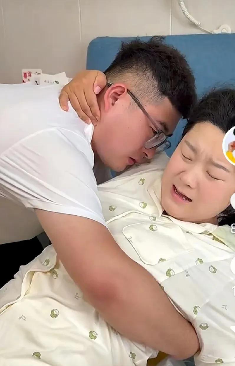 晨晨剖腹产第一次下床，看哭了。每一个经历剖腹产的妈妈都知道，剖腹产三个必经的酸