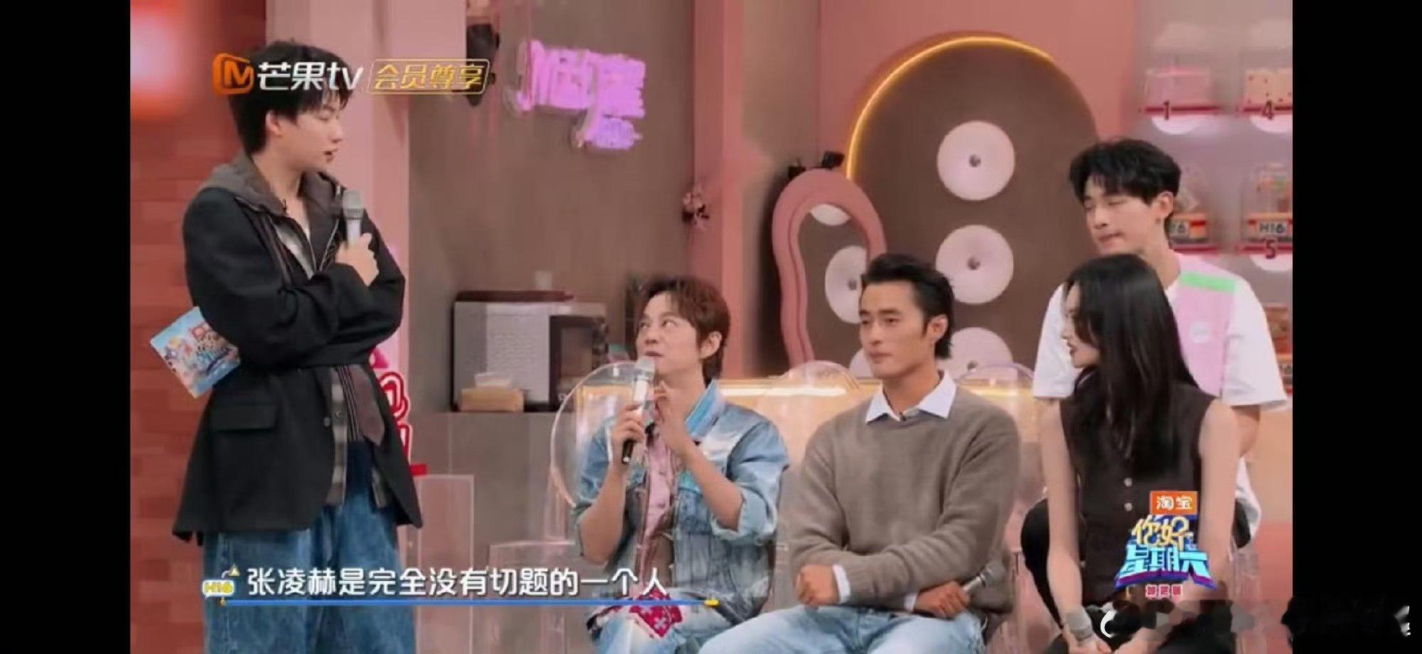 张凌赫的穿搭从不让人失望，不管是日常私服还是节目造型，都能精准拿捏风格。他的骨相