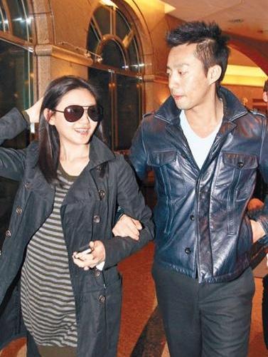 大S在正式场合、活动或者影视剧里，永远打扮得光鲜亮丽，像自带光芒的千金大小姐，美