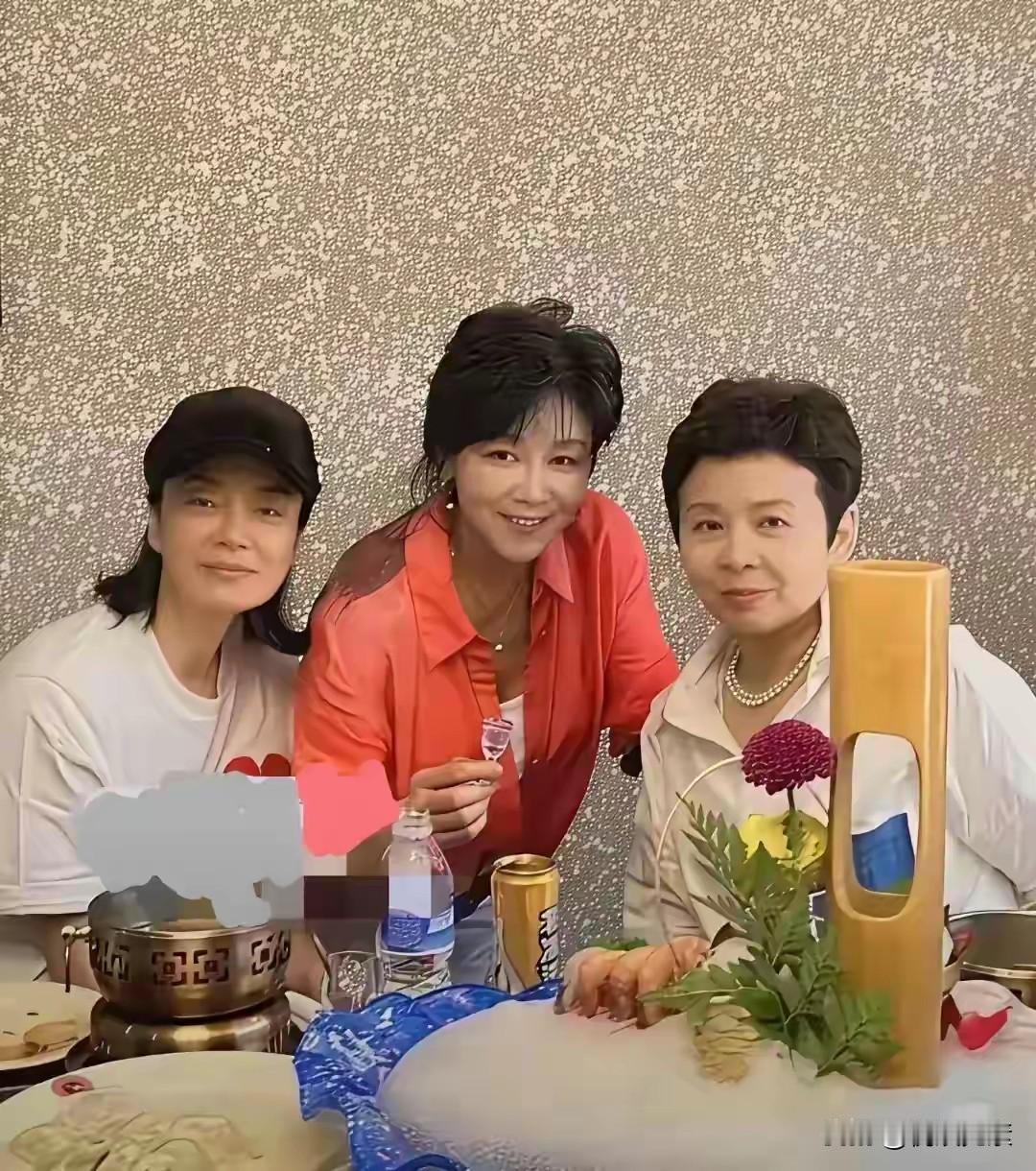 歌坛大姐大毛阿敏，董文华，只有中间的不认识，一定也不简单，她是谁啊？