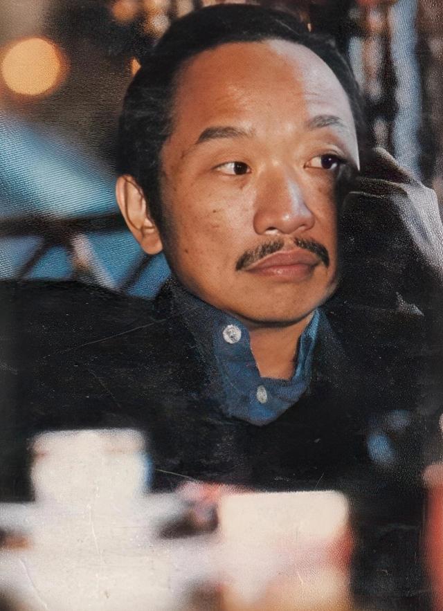 1985年，古龙下葬时，陪葬了48瓶XO酒，朋友蔡澜说：“万一有盗墓贼来偷酒，古