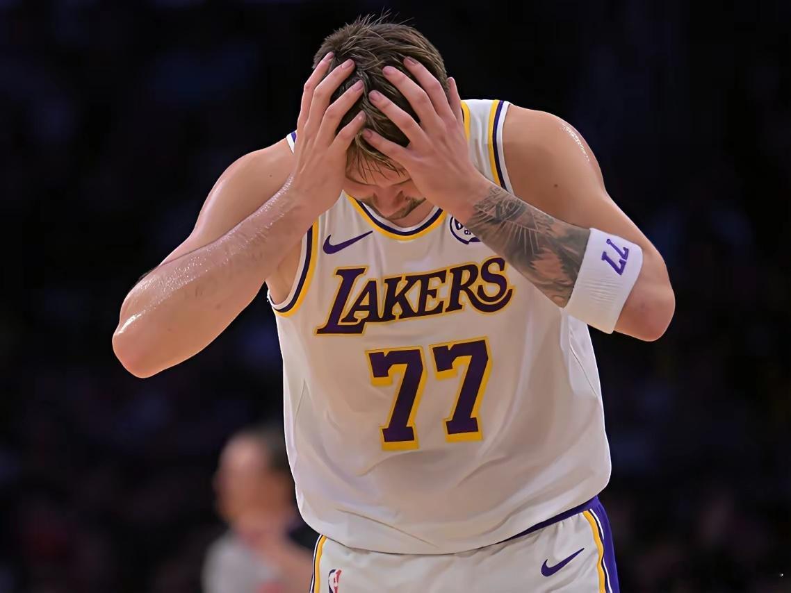 东契奇直接破防了！一个美国的湖人球迷，在推特上发文表示：东契奇应该学习如何防守，