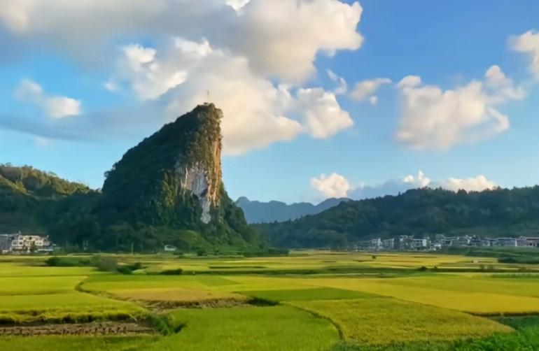 本来丰收的季节，一场雨颗粒无收，淹成水库了，历经1994年房屋倒塌灾后重建十多年