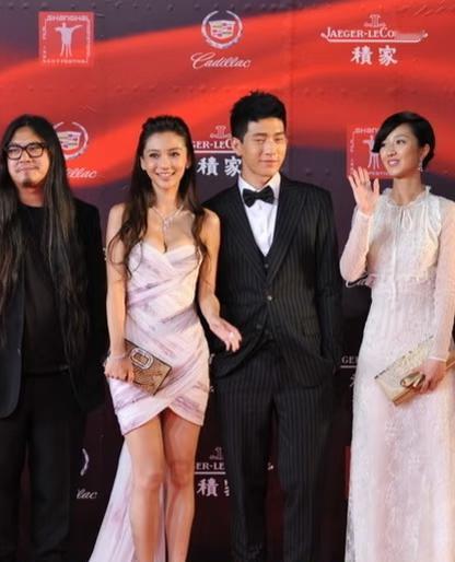 别再说Angelababy是纯靠脸了。一张14岁的旧照，撕开了女明星“氛围感”