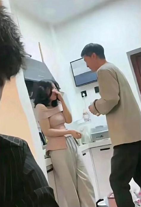 请好哥们来家里吃饭，结果哥们和女朋友聊的火热，我竟然插不上话，这可怎么办？