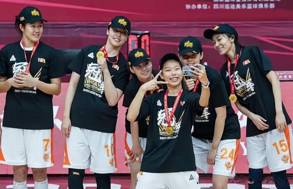 女篮最新消息：李梦韩旭张子宇动态及WCBA相关：11月21日，李梦因状态差告别国