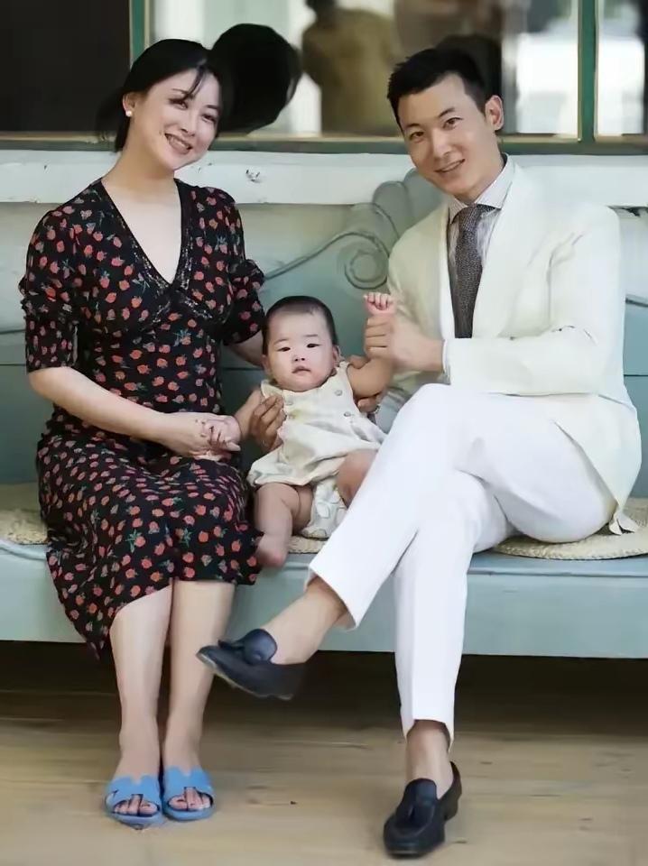 朱珠出生于军人世家，爷爷是开国少将，爸爸是一个成功的商人。她的