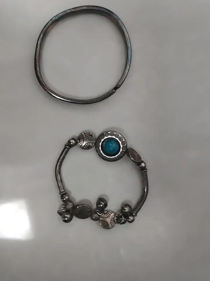 这两天银价暴涨，我和女儿都有银手镯，我14年买的，好象花了二百多块钱不到30克。