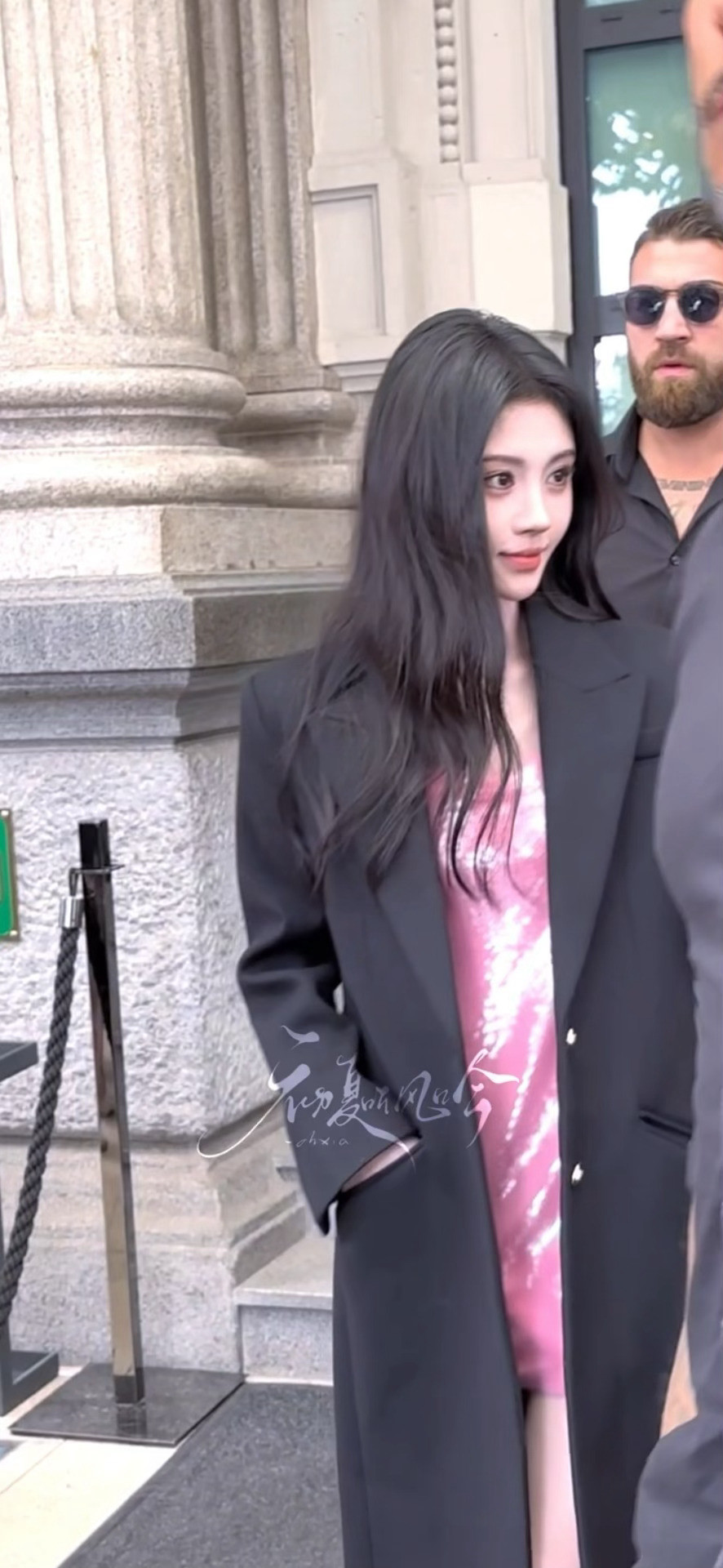 卧槽妈咪！！！米兰给鞠婧祎了😖😖米兰给鞠婧祎了鞠婧祎粉色亮片裙黑西装