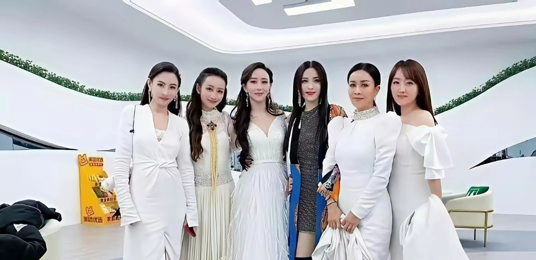 曾黎真的有大家吹的那么美吗，一看合照就知道了。