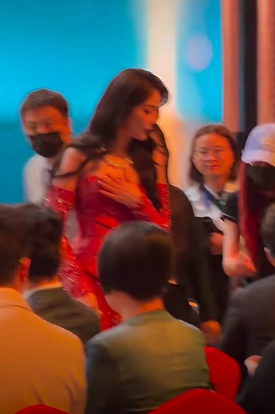 红毯上的“美神降临”，内场里的“视后加冕”！迪丽热巴昨晚的“中国影视之夜”，堪称