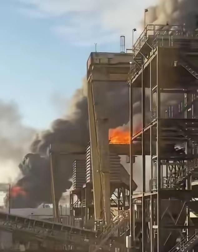 美国本土传来巨响，一重要炼油厂突然爆炸，到底谁干的？这动静太大了。得州阿瑟港