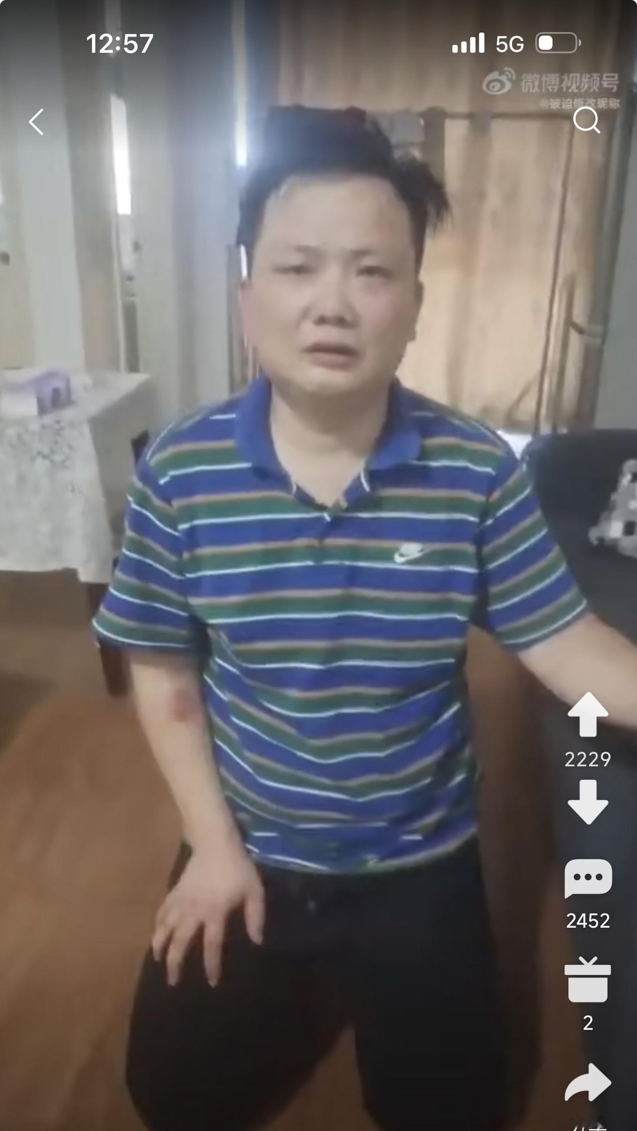 丈夫嫖娼被妻子当场抓获，跪地求饶，这名女子早前就发现丈夫行踪诡秘，经常晚归，花销