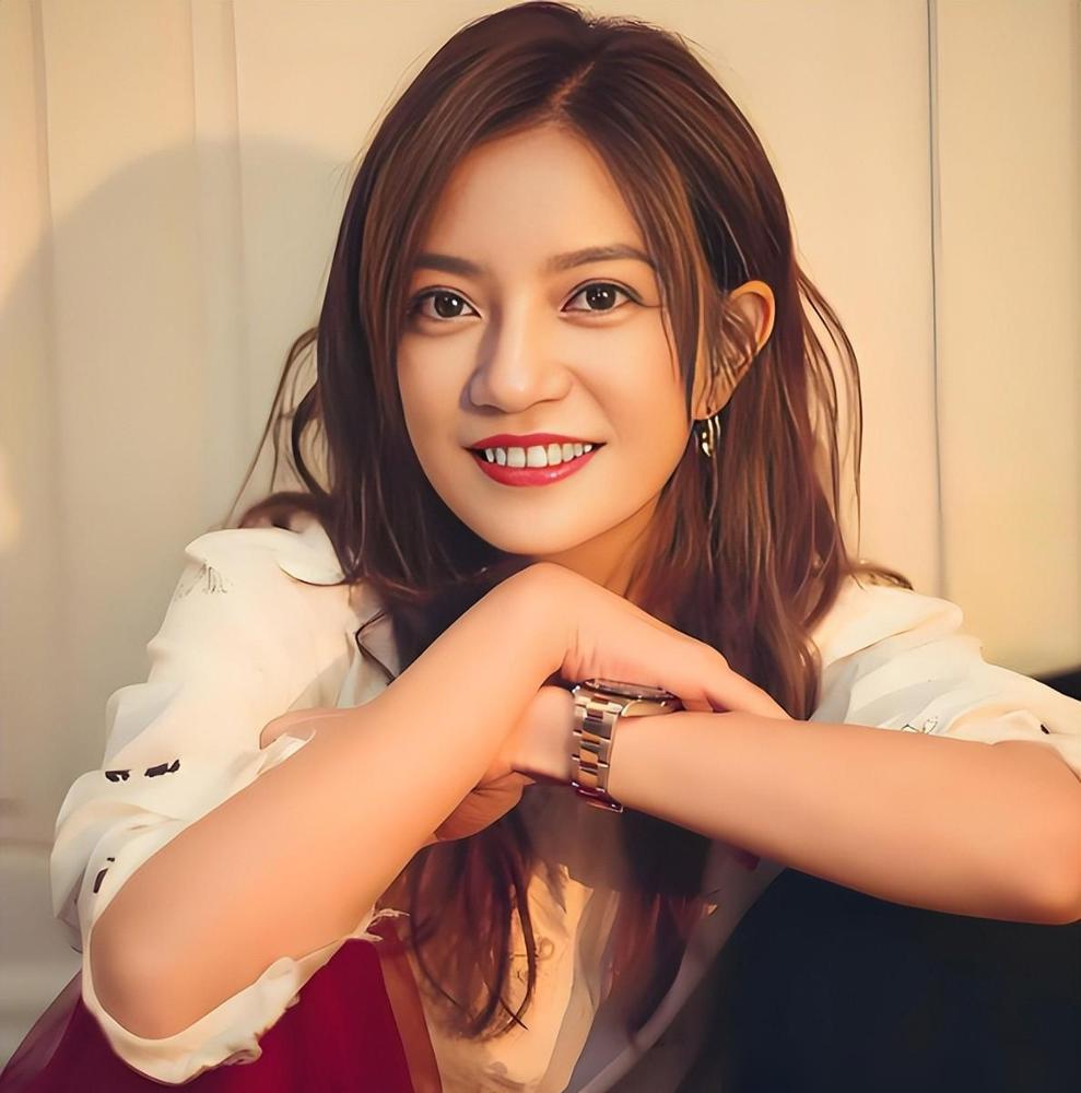 野心勃勃的赵薇露出真面目后，如今下场有多惨。最近49岁的赵薇坐在潮州一家平价小餐