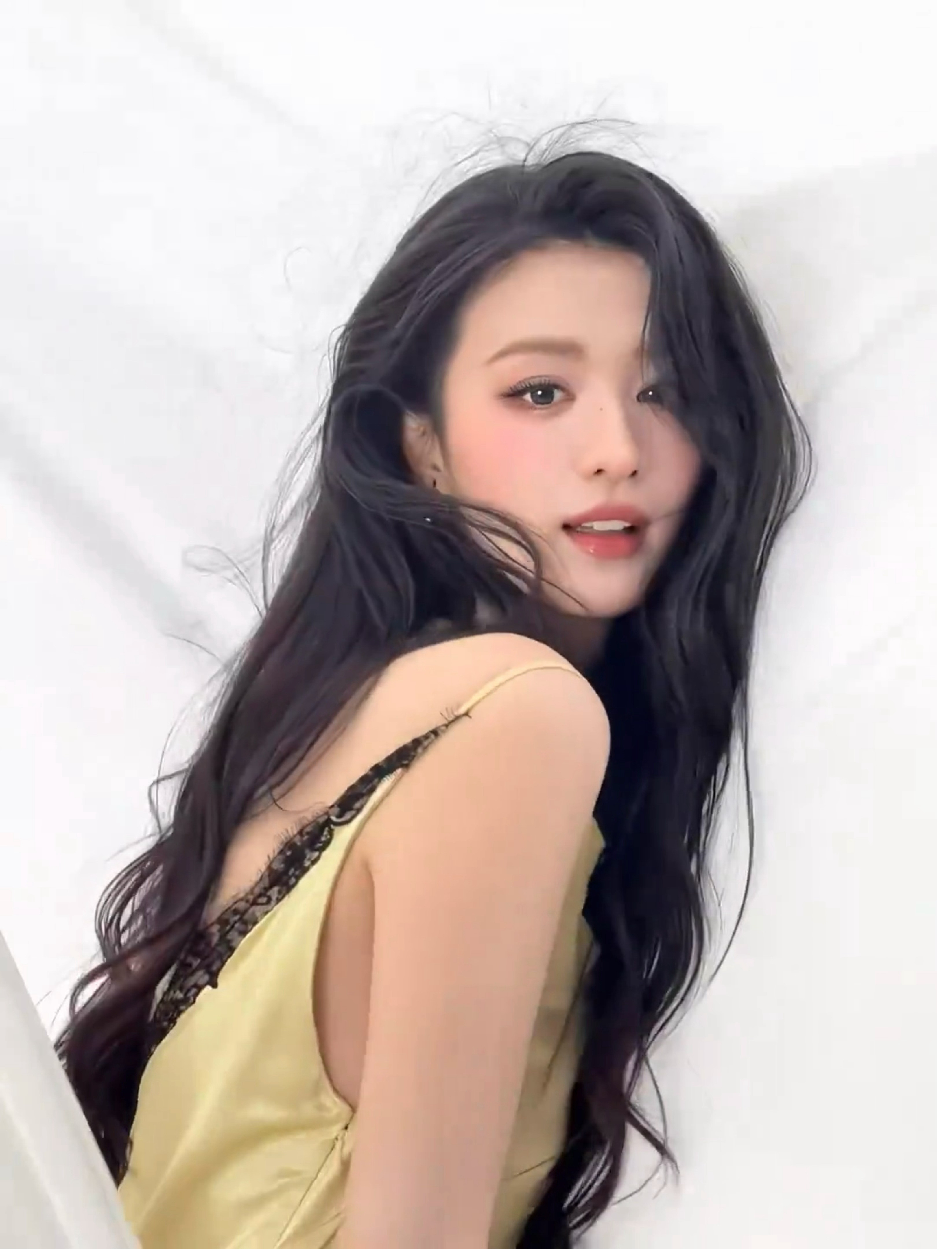 王楚然这个金色梦境妆太美了吧每一张都美到我反复心动，镜头完全装不下她的好看对我的