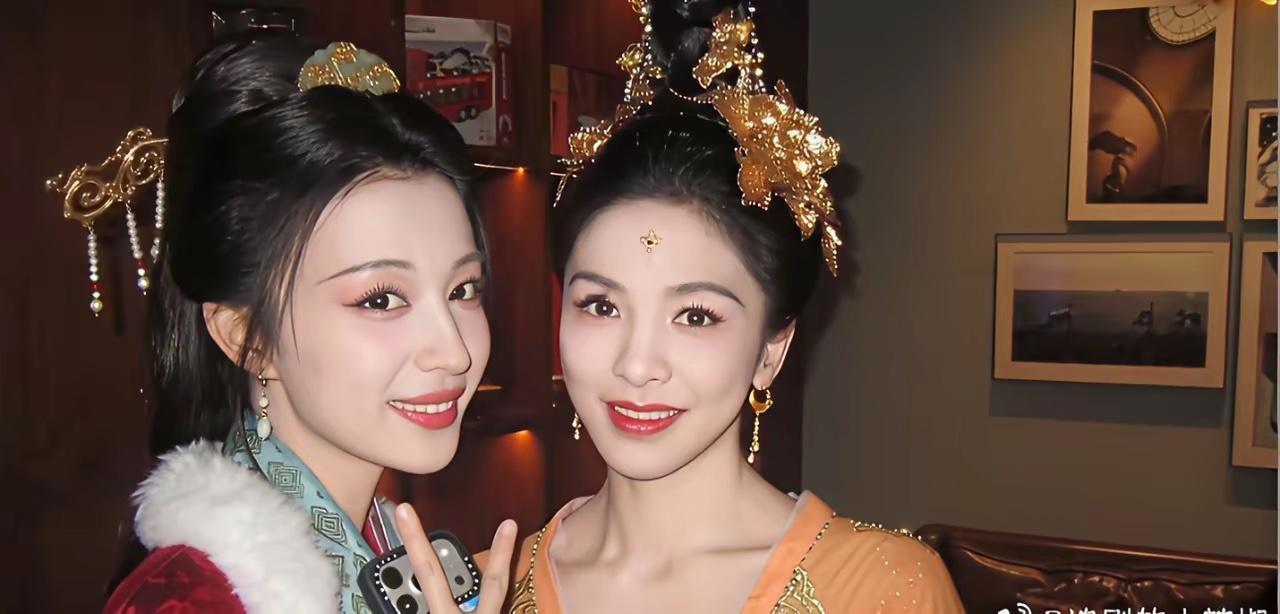 李沁和王楚然一起，一点不输啊～旗鼓相当的感觉