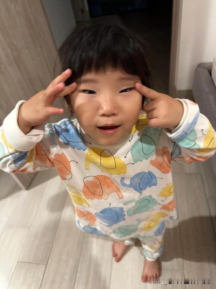 国人崇洋媚外的心理什么时候能改一改？！昨天晚上我女儿给我做了这个动作，我立即