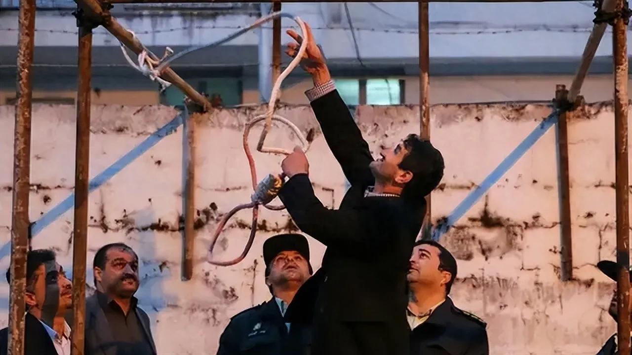 伊朗不再忍了，摩萨德安插的“内鬼”被当众绞死！德黑兰街头的绞刑架一落，整个