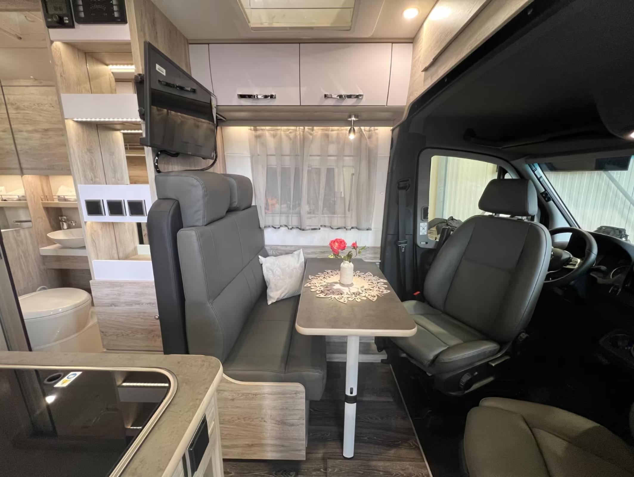 特殊车辆BraviaSwan699，基于7米斯宾特打造的房车，欧洲的房车哪