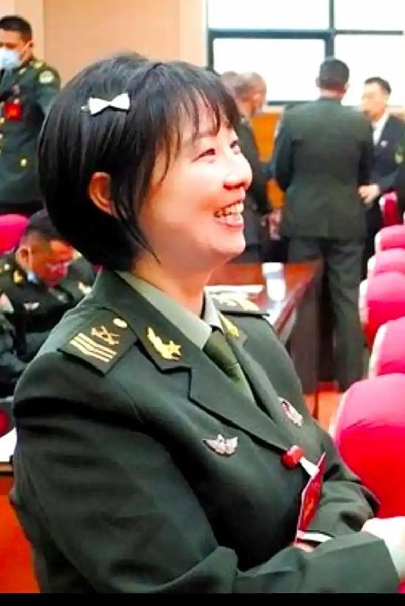 二级军士长（六期士官），这应该是全军目前军衔最高的女兵，没有之一！这位女兵叫孙
