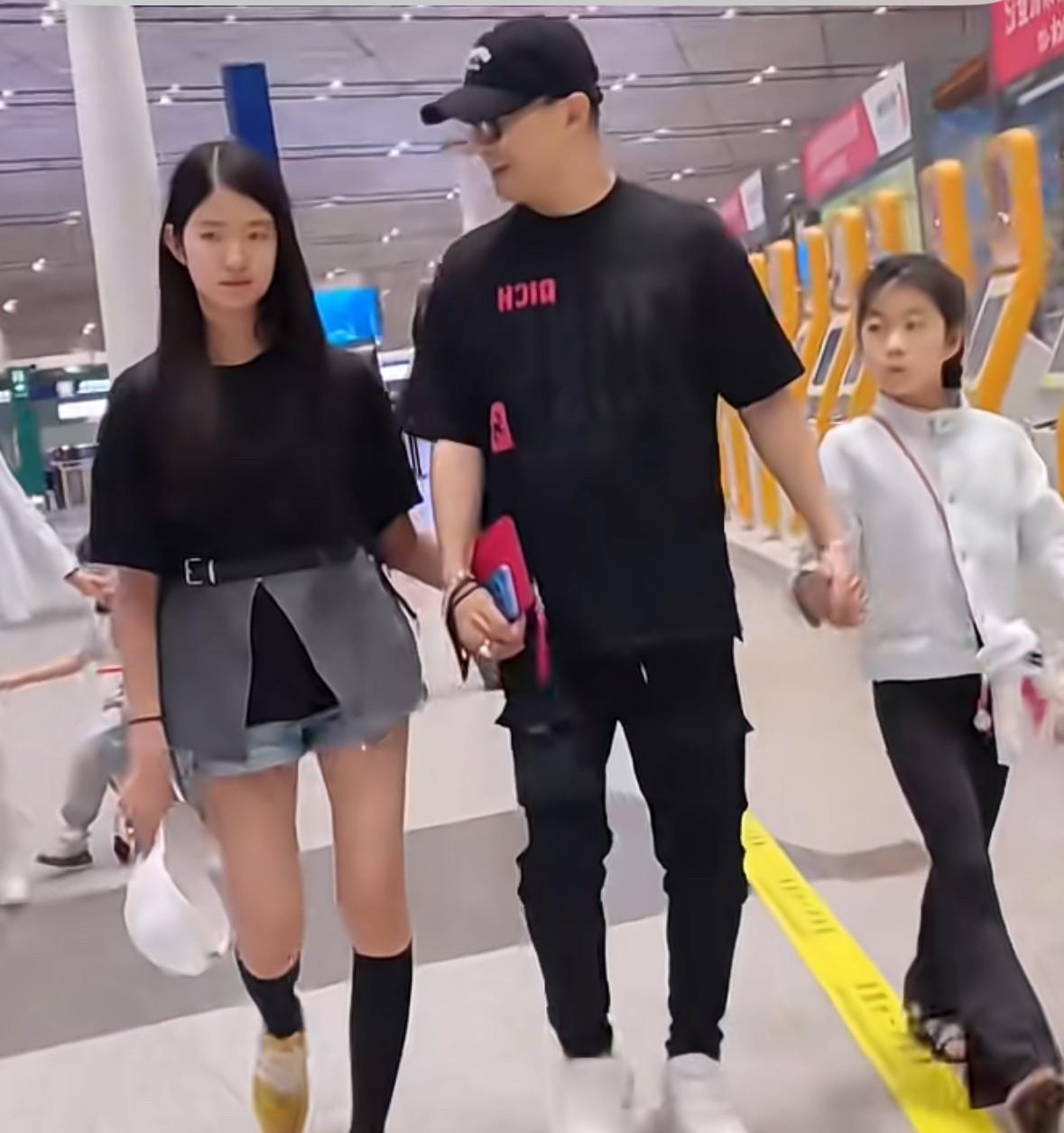 汪峰跟女儿现身机场，小苹果的颜值高，但是腿形随了爸爸，真不知道这对儿父母怎么想的